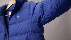 Wie man Schweißgeruch an der Oberbekleidung unter den Achseln ohne Waschen loswird: 7 einfache Methoden