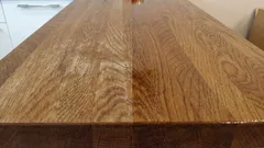 Reiben Sie Holzmöbel mit diesem hausgemachten Mittel ein. Es bleiben keine Kratzspuren zurück.