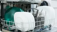 Vier Küchenutensilien, die nicht in der Spülmaschine gereinigt werden sollten.