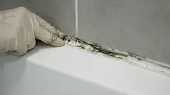 Ist die Fuge im Badezimmer schwarz geworden? Wir beraten Sie, wie Sie das Dichtungsmaterial richtig austauschen.