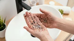 Hände waschen mit Salz und Kaffee: Warum es empfohlen wird und wozu es gut ist.